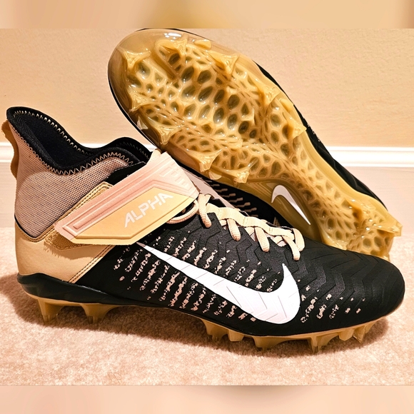 Get ready to dominate the field with these Nike Alpha Menace Pro 2 Mid Football